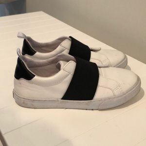 Crazy 8 boys kids tennis shoes sneakers size 1 black/white